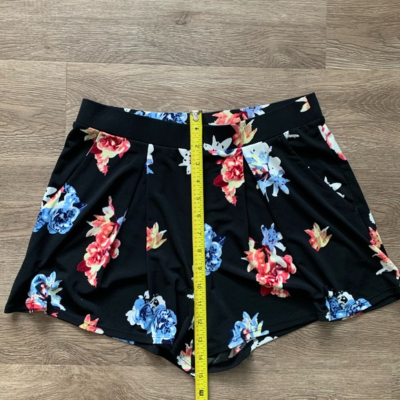 Express Floral Stretch Shorts with Pockets - Picture 4 of 5
